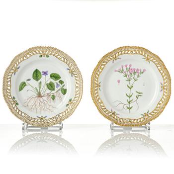 Tallrikar, 13 stycken, porslin. Royal Copenhagen, 'Flora Danica', Danmark, 1900-tal.