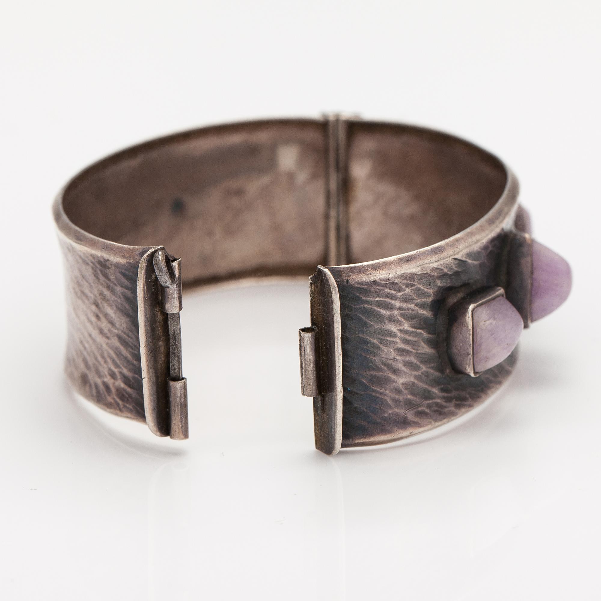Armband, silver, ametister. Vilho Tavilehto, Tammerfors 1962.