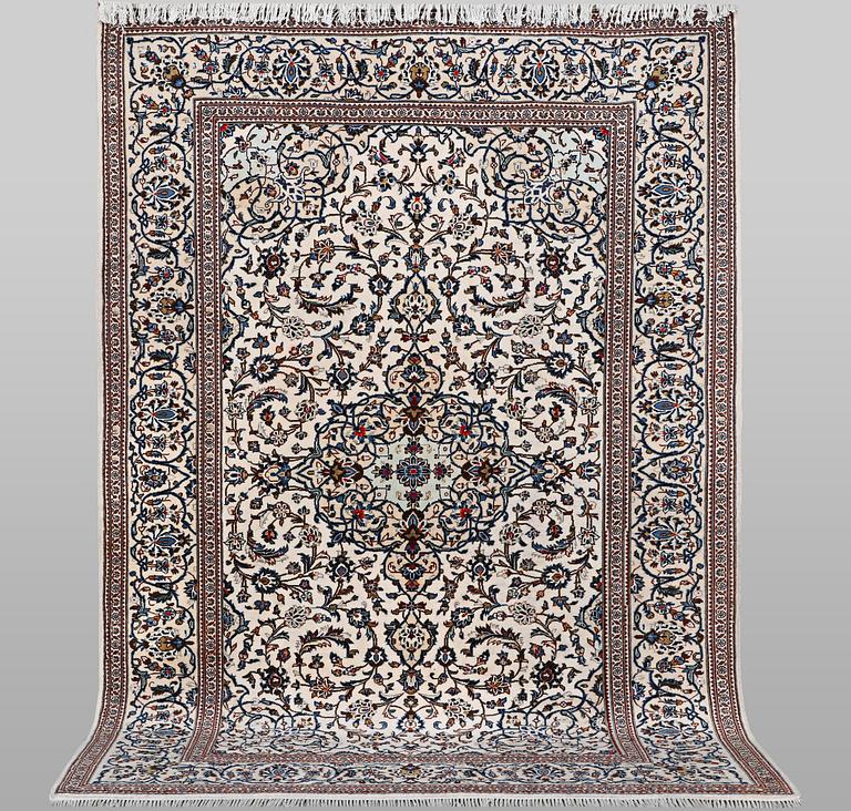 A carpet, Kashan, ca 297 x 197 cm.