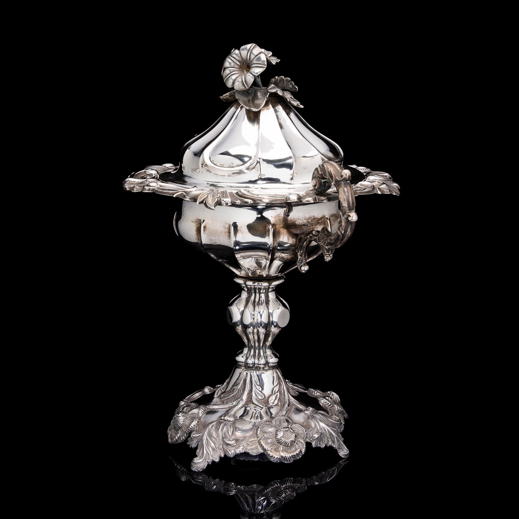 SOCKERSKÅL MED LOCK, silver, Helsingfors, Roland Melin 1860. Vikt 1195 g.