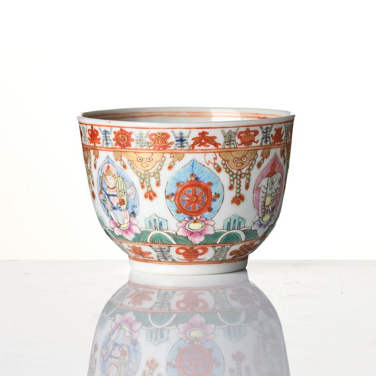 A 'barragon tumed' famille rose cup, Qing dynasty, 19th century.