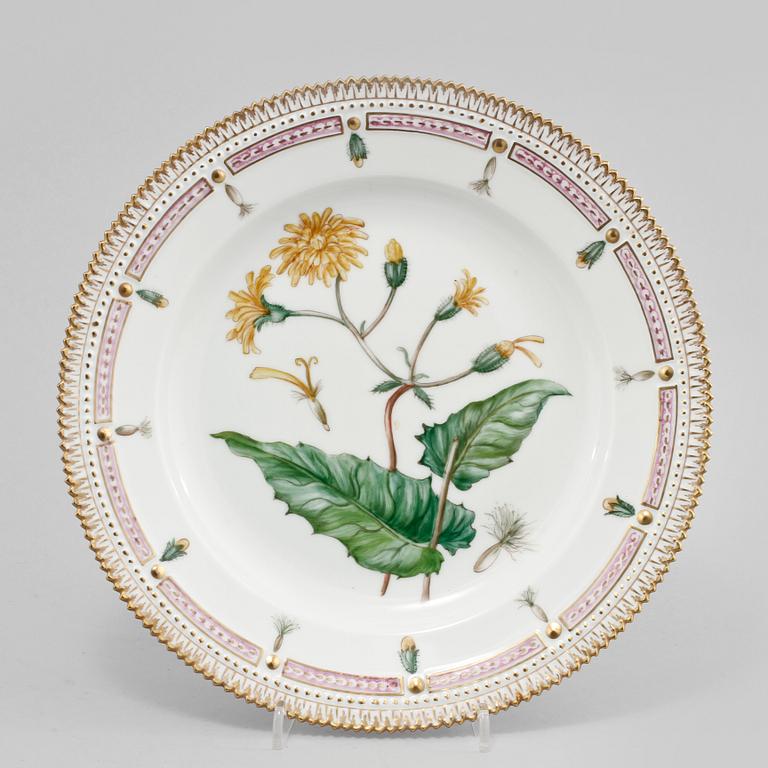 TALLRIK, porslin, "Flora Danica", Royal Copenhagen, omkring 1900-talets mitt.