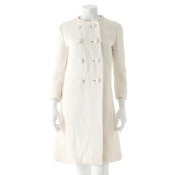 405. NORDISKA KOMPANIET, a white evening silkblend overcoat.