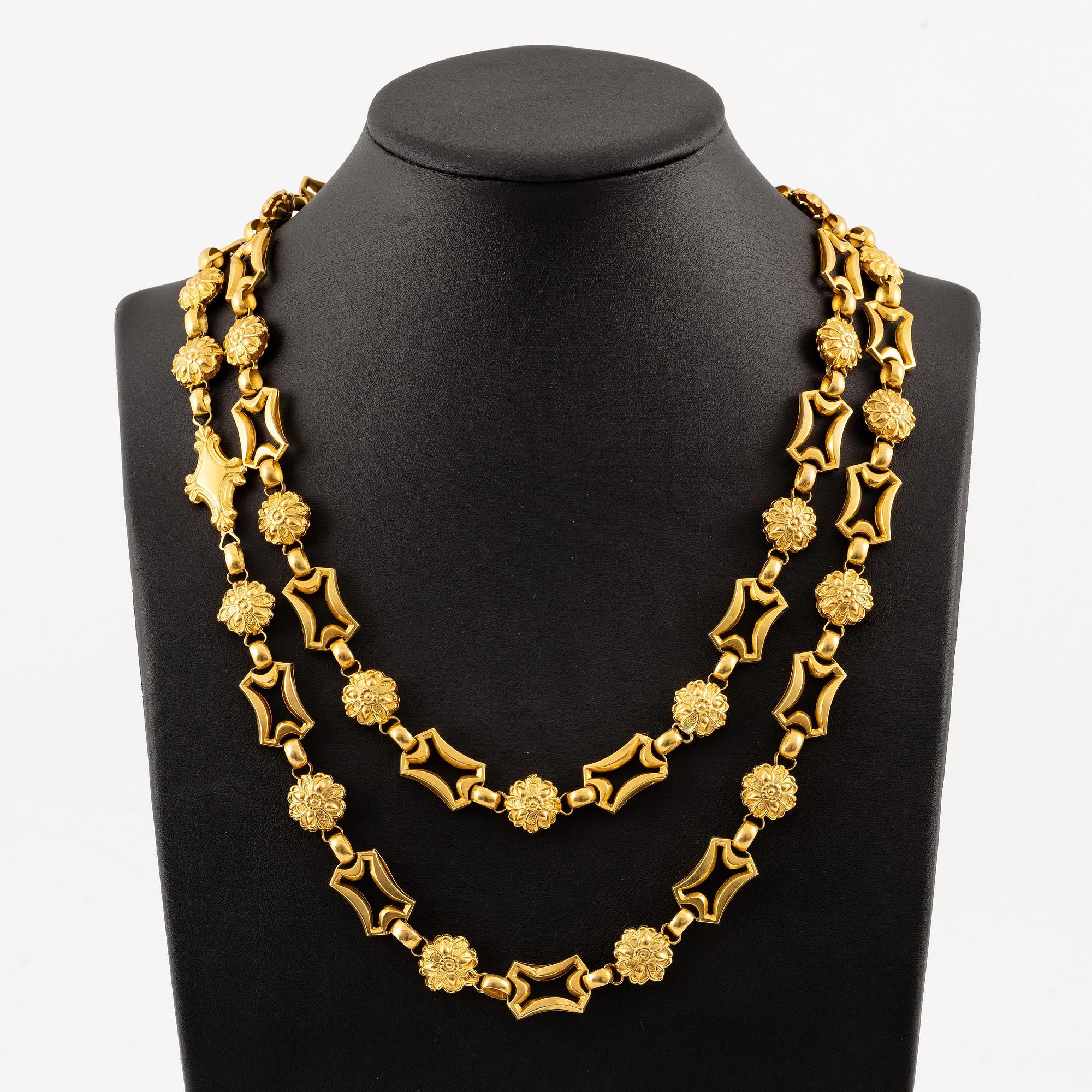 A necklace and a pair of earrings 18K gold, 19th century.