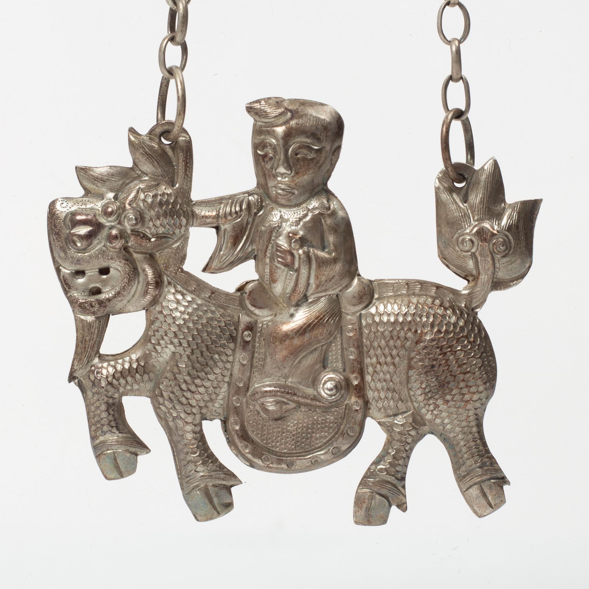 Amuletter, fyra stycken, vitmetall samt fyra hårsmycken delvis i silver, Kina, 1900-tal.