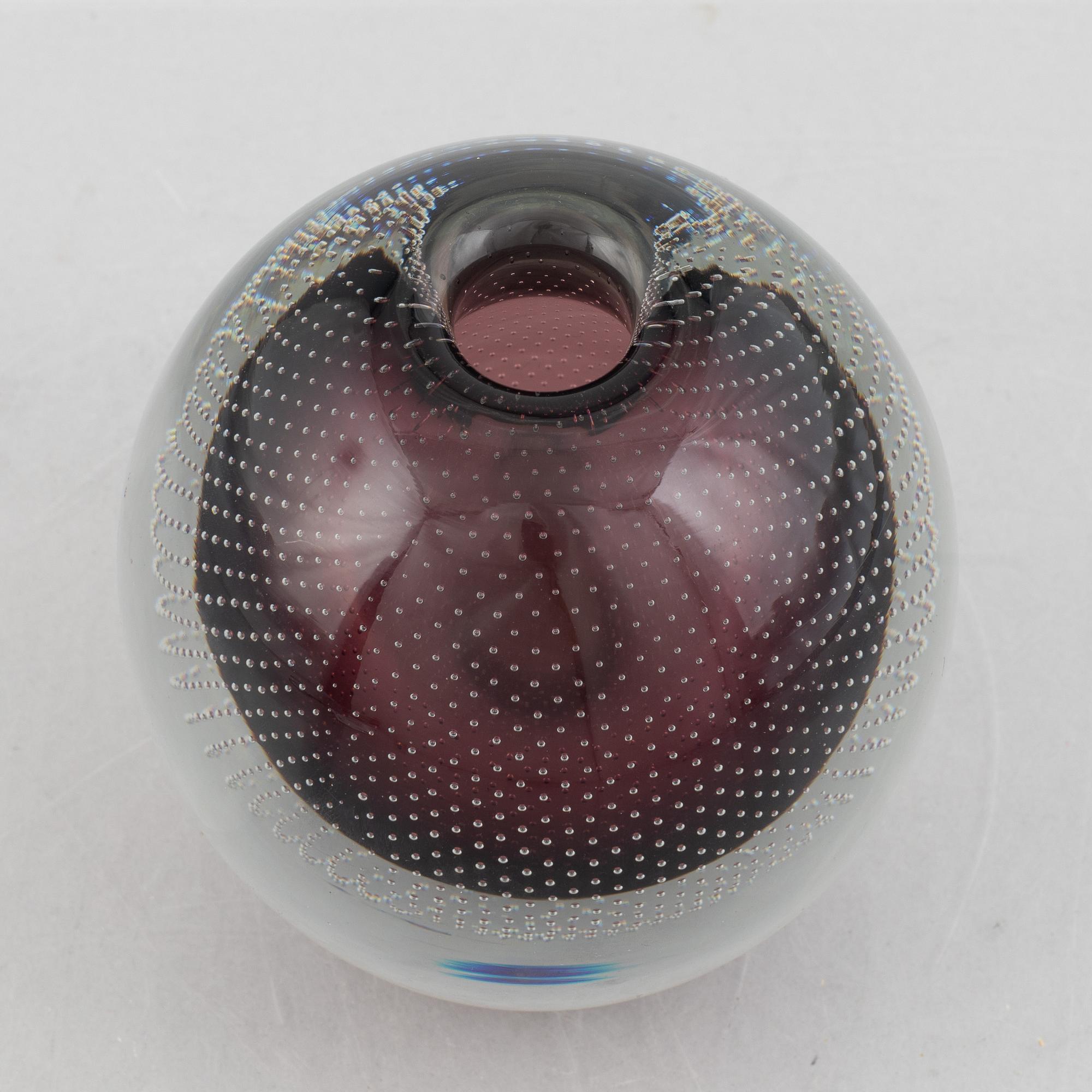 Gunnel Nyman, a glass vase, Nuutajärvi, Finland 1953.