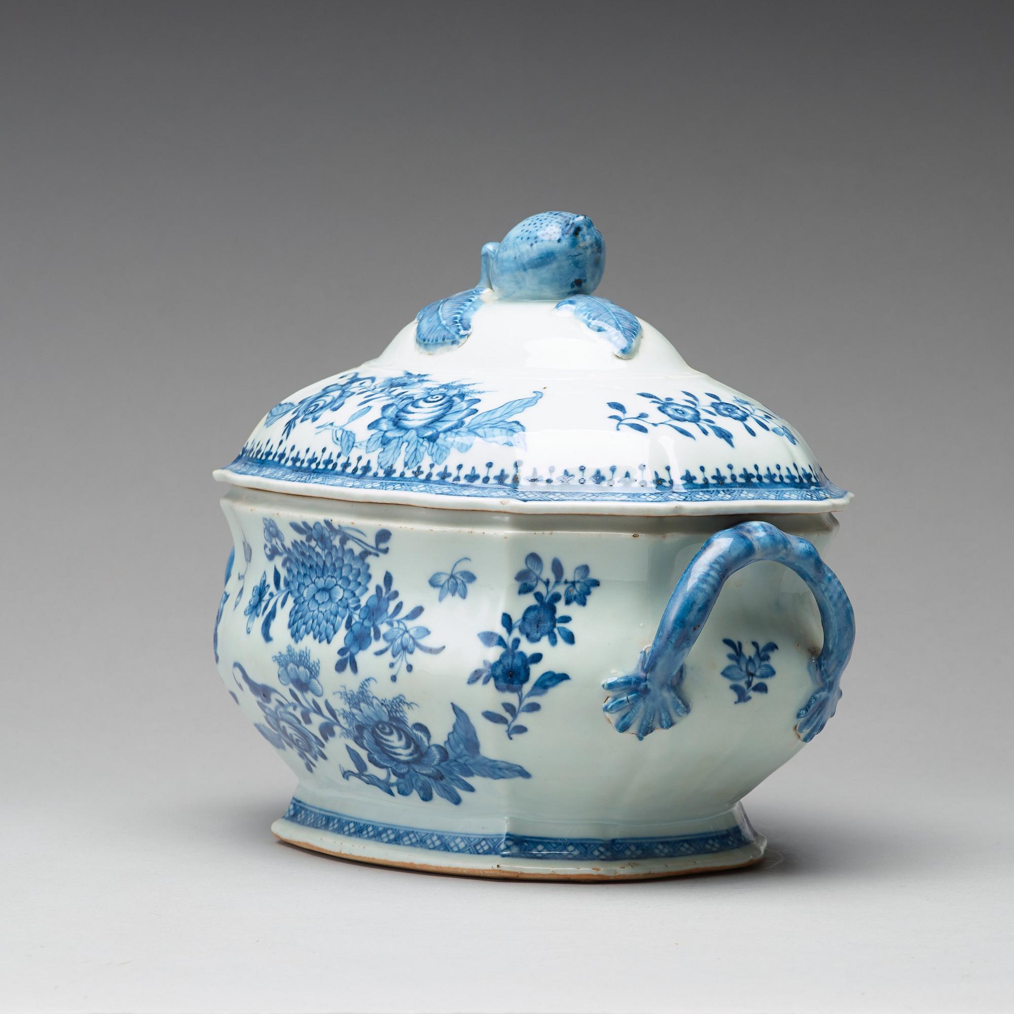 A blue and white tureen with cover,  Qing dynasty, Qianlong (1736-1795).