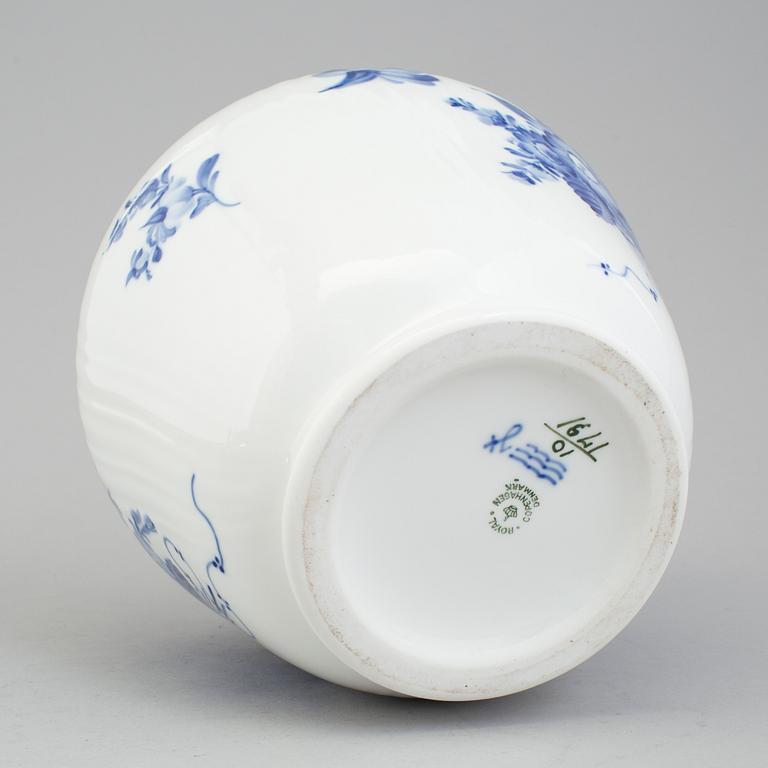 A porcelain lidded urn Blå Blomst Royal Copenhagen.