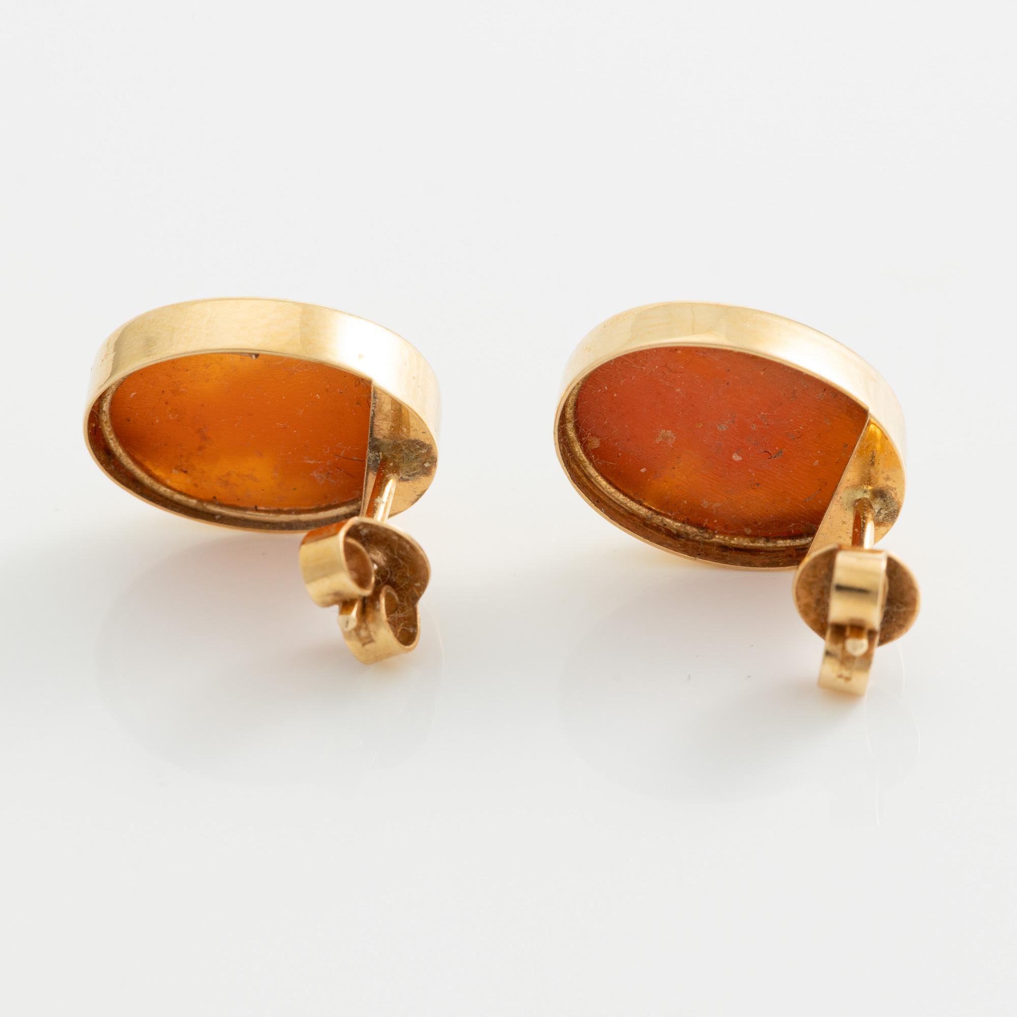Brooch/pendant and earrings, a pair, 18K gold with shell cameo.