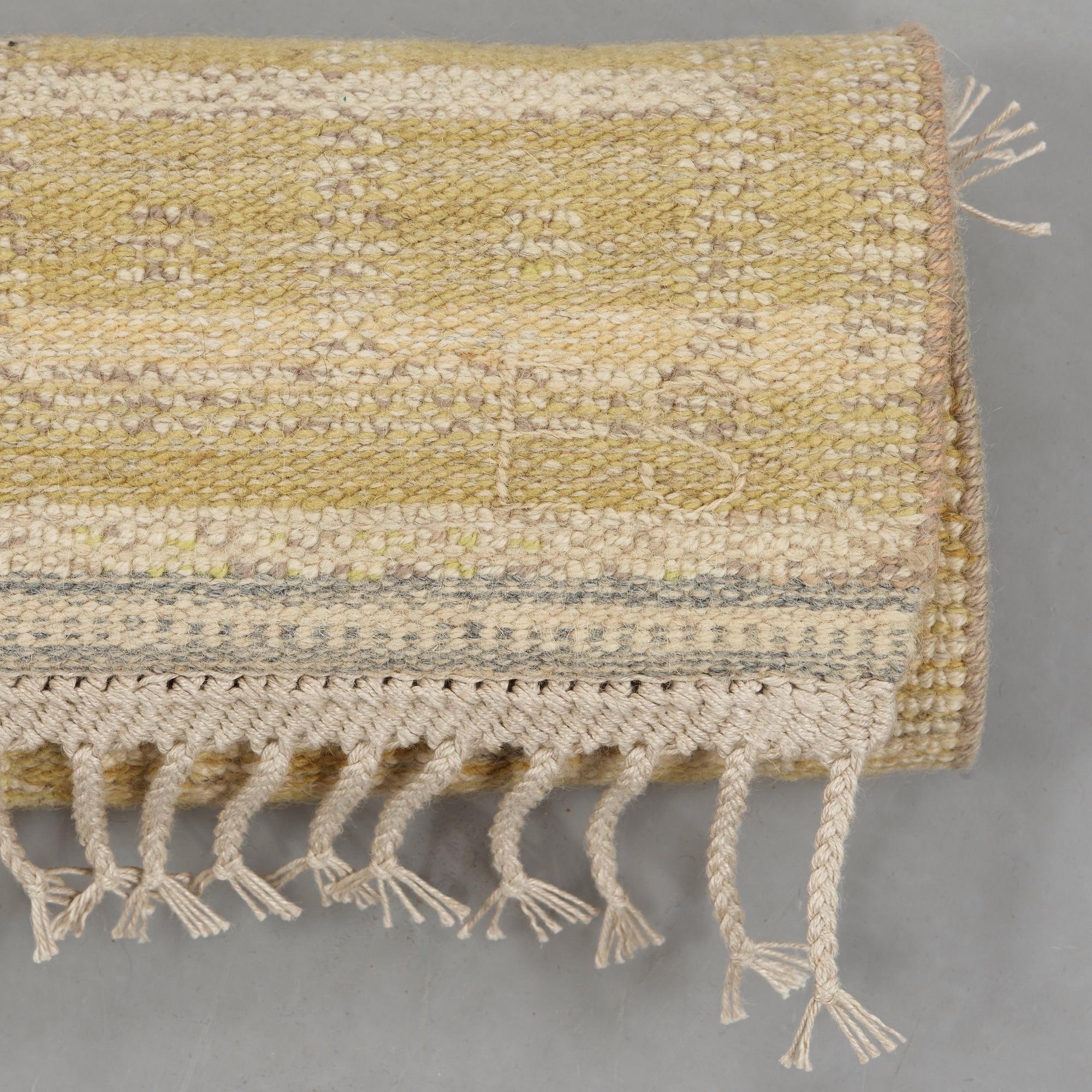 CARPET. Pile in relief. 139,5 x 81,5 cm. Signed ES at the back.