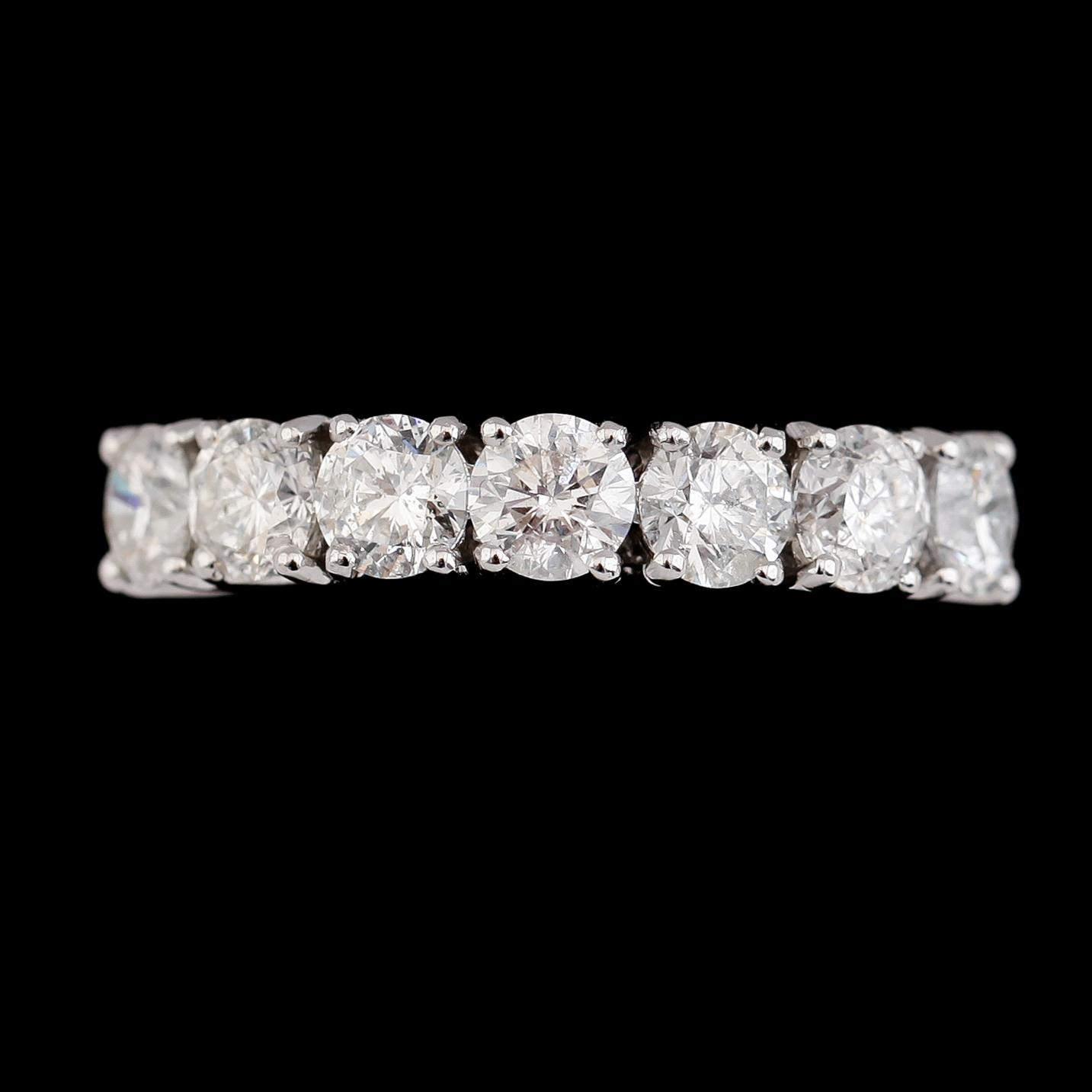RING, 18K vitguld, briljantslipade diamanter tot ca 2.32 ct. Vikt ca 5 g.