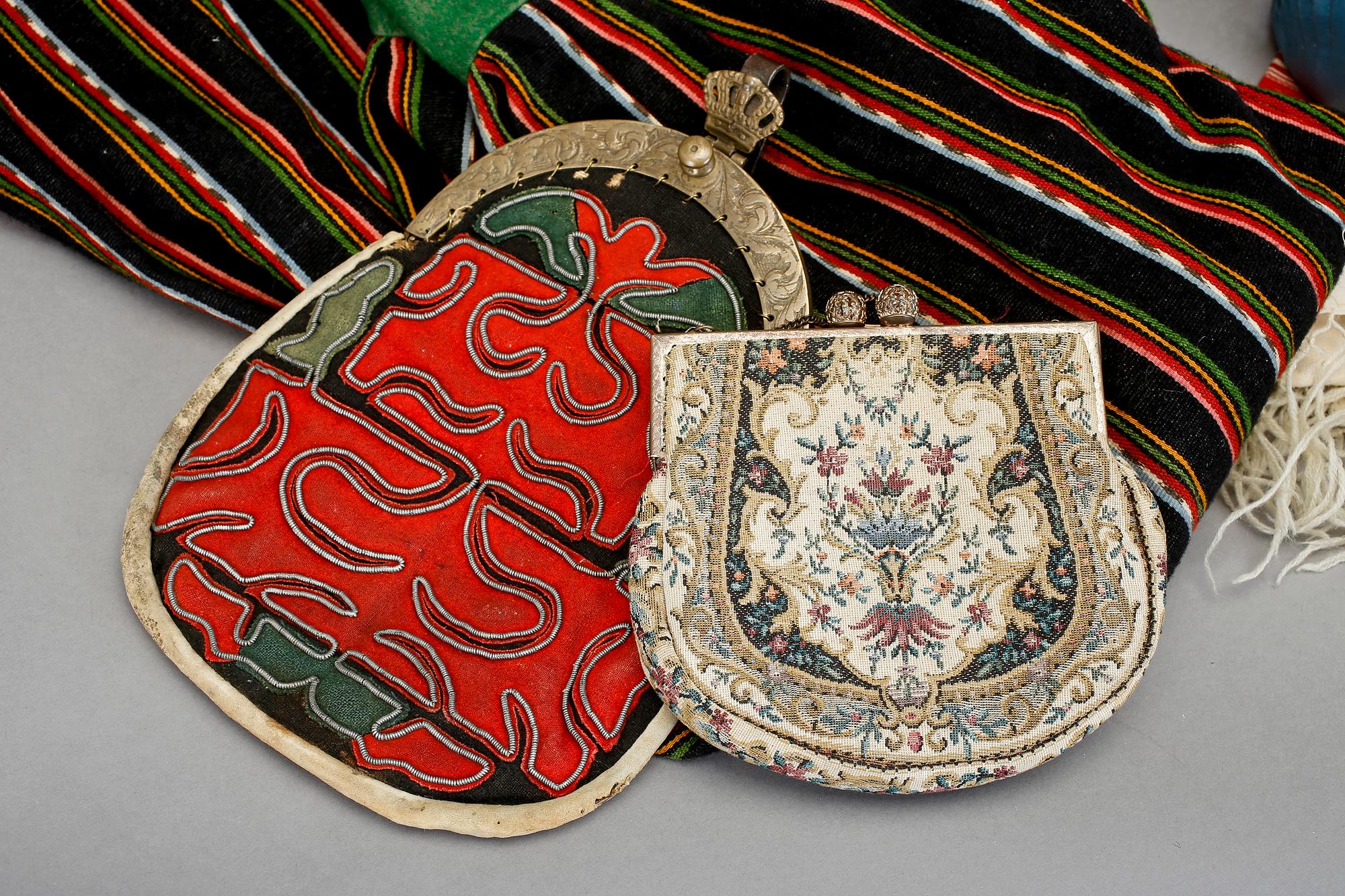 PARTI DRÄKTDELAR, ca 10 delar. 1800/1900-tal.