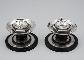 LJUSSTAKAR samt SALTKAR, silver och bakelit, 4 delar, sannolikt Eric Pihlgren, Guldsmedsaktiebolaget, 1934.