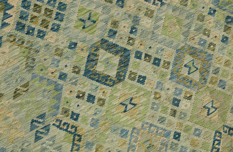 A Kelim classic design carpet, 292 x 207 cm.
