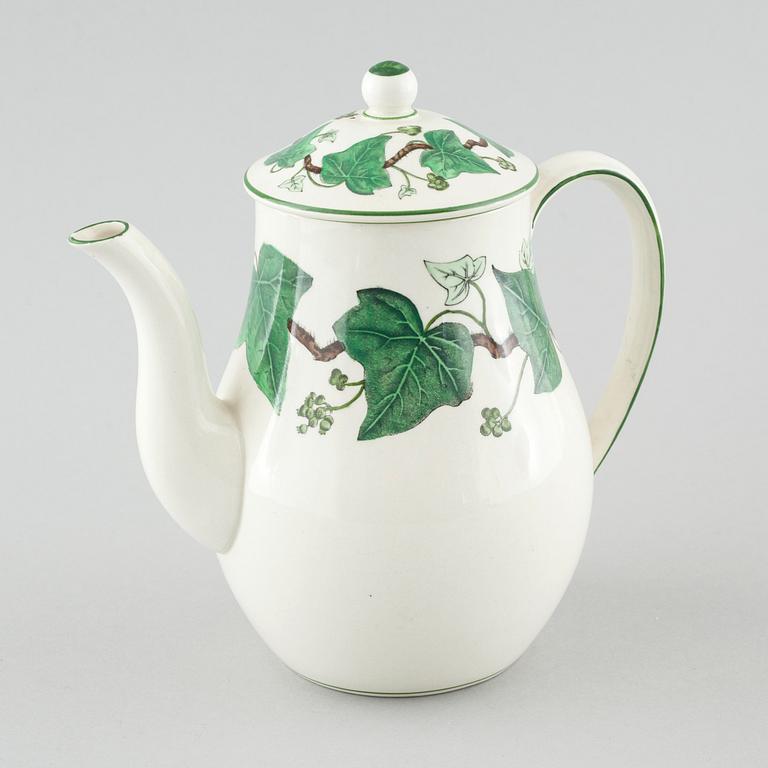 22 pieces of "Napoleon Ivy" in earthenware, made by Wedgewood, 20th century.