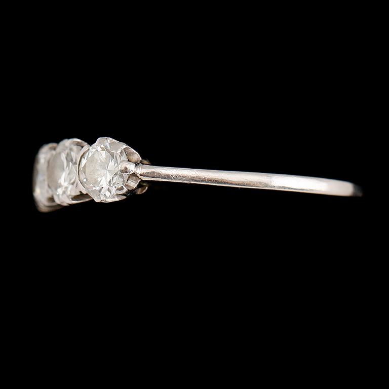 RING, 18 k vitguld, 1946, med 4 briljantslipade diamanter, 1.13 ct enligt gravyr. Total vikt ca 3 gram.