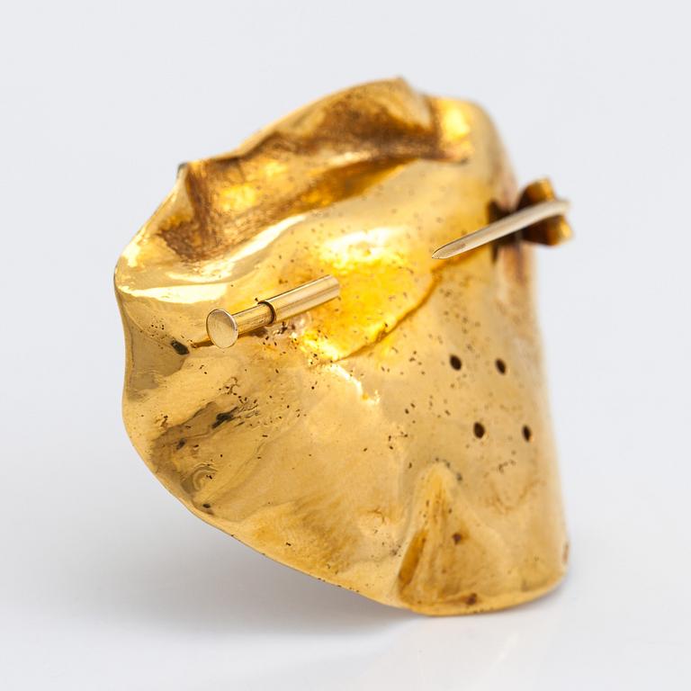 Lotta Orkomies, An 18K gold brooch with diamonds ca 0.21 ct in total. A. Tillander, Helsinki 1972.