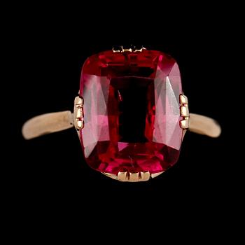 RINGAR, 2 st, 18k guld med fasettslipade syntetiska safirer, 1900-tal. Vikt 6 g.