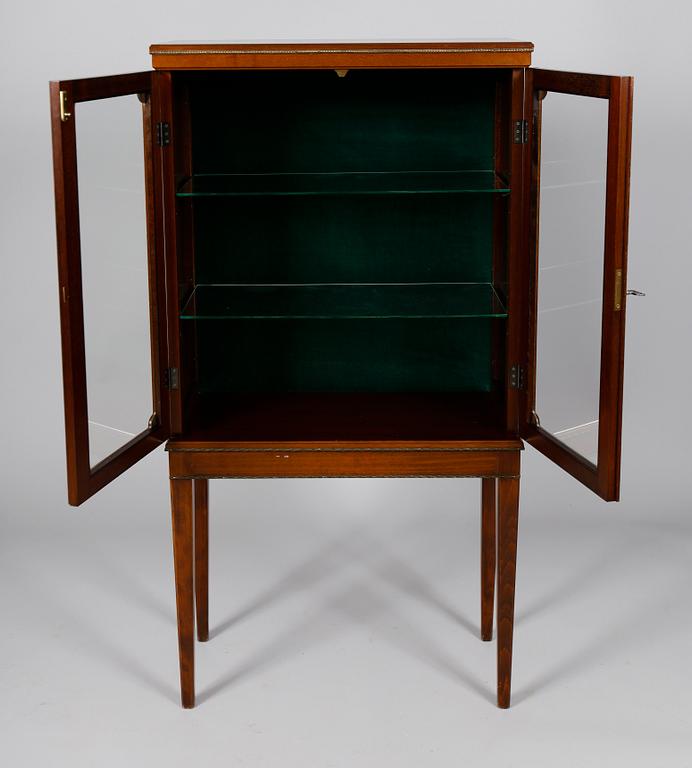 VITRINSKÅP, gustaviansk stil, 1900-talets mitt.