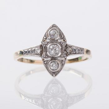 RING, 14K guld samt vitguld med tre gammalslipade diamanter, ca 0.20 ct.