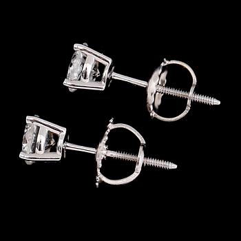 ÖRHÄNGEN, 1 par, 14 k vitguld, solitära briljantslipade diamanter tot ca 0.63 ct.