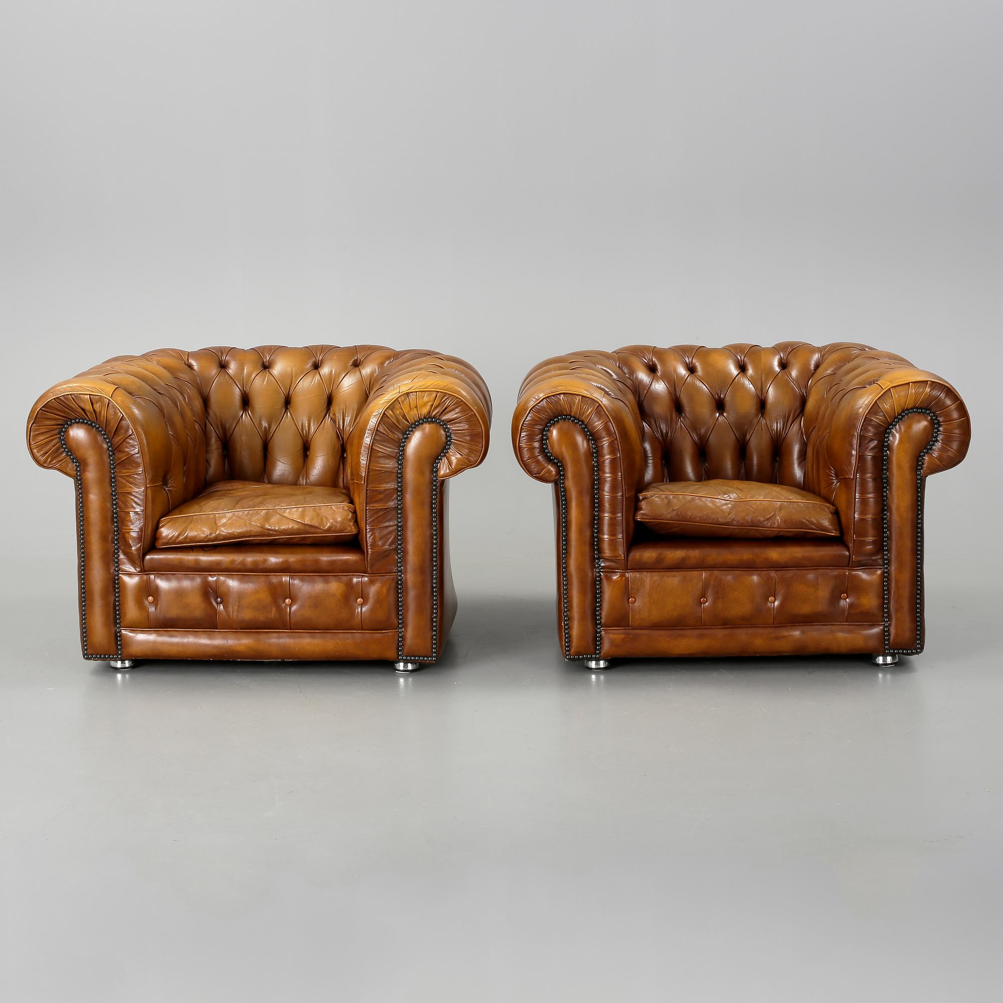 FÅTÖLJER 2 st, Chesterfieldmodell, 1900-talets andra hälft.