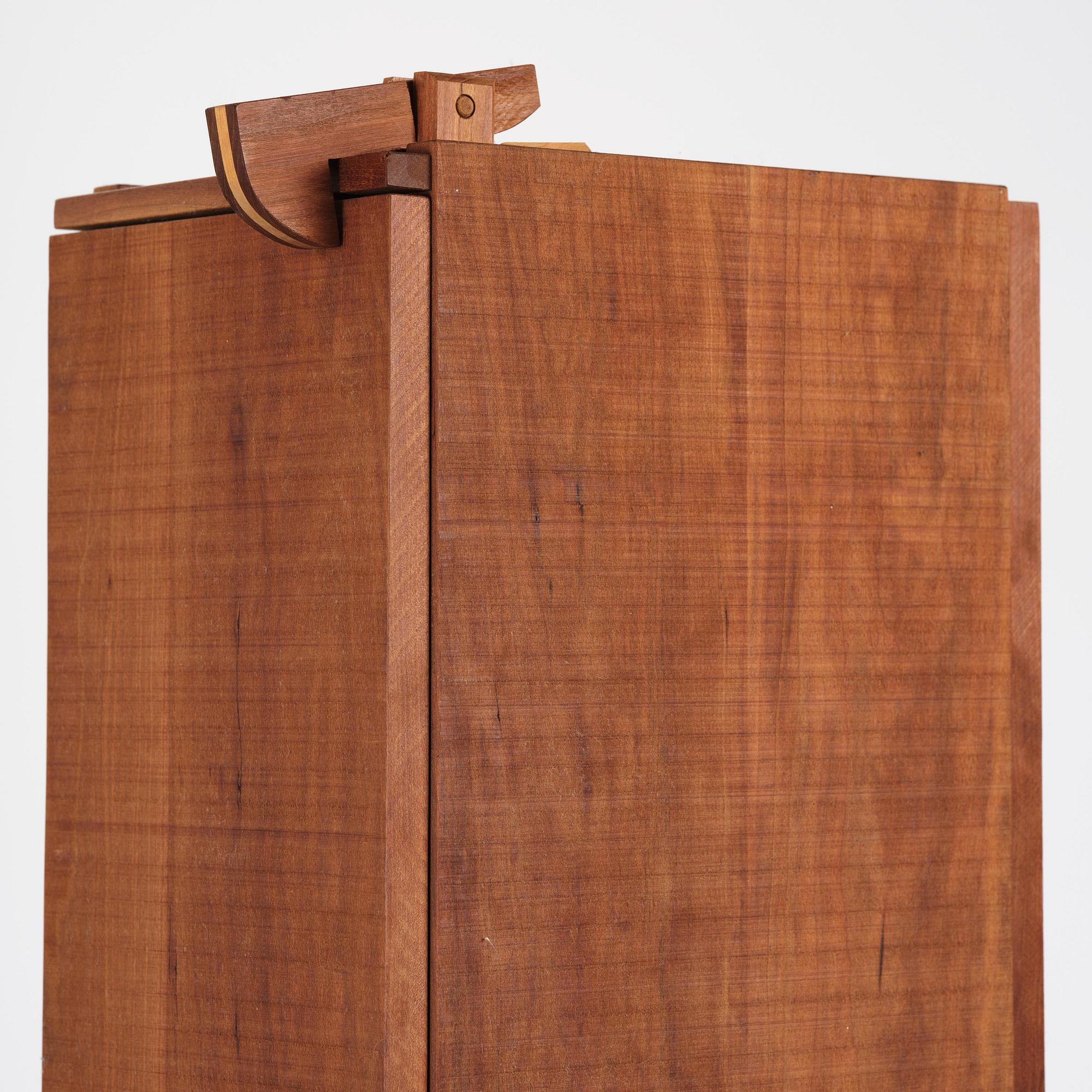 John Kandell, a "Solitär" cabinet, Källemo, Värnamo, post 1981.