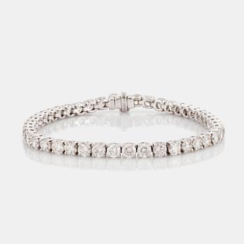 611. A line bracelet with 45 brilliant cut diamonds total carat weight ca 11.42 cts. Quality ca G-H/VS-SI.
