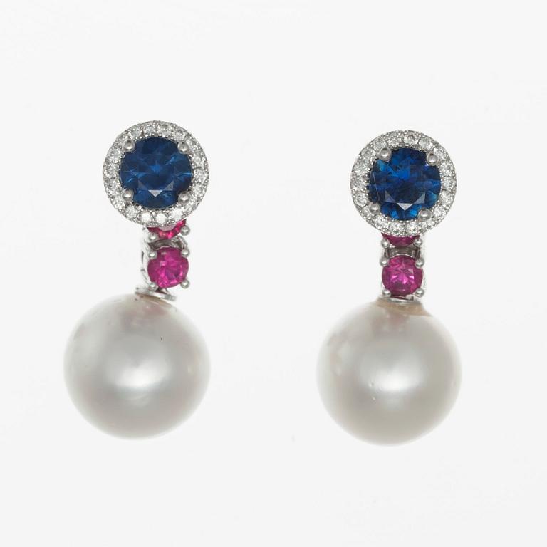 EARRINGS, 18K white gold. South sea pearls 11,5 mm, sapphires 1.65 ct, brilliant cut diamonds 0.30 ct.