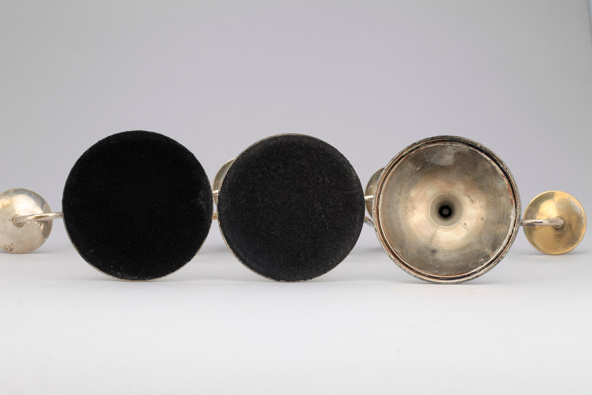 KANDELABRAR, 3 st, försilvrad mässing och trä, 1900-talets första hälft.