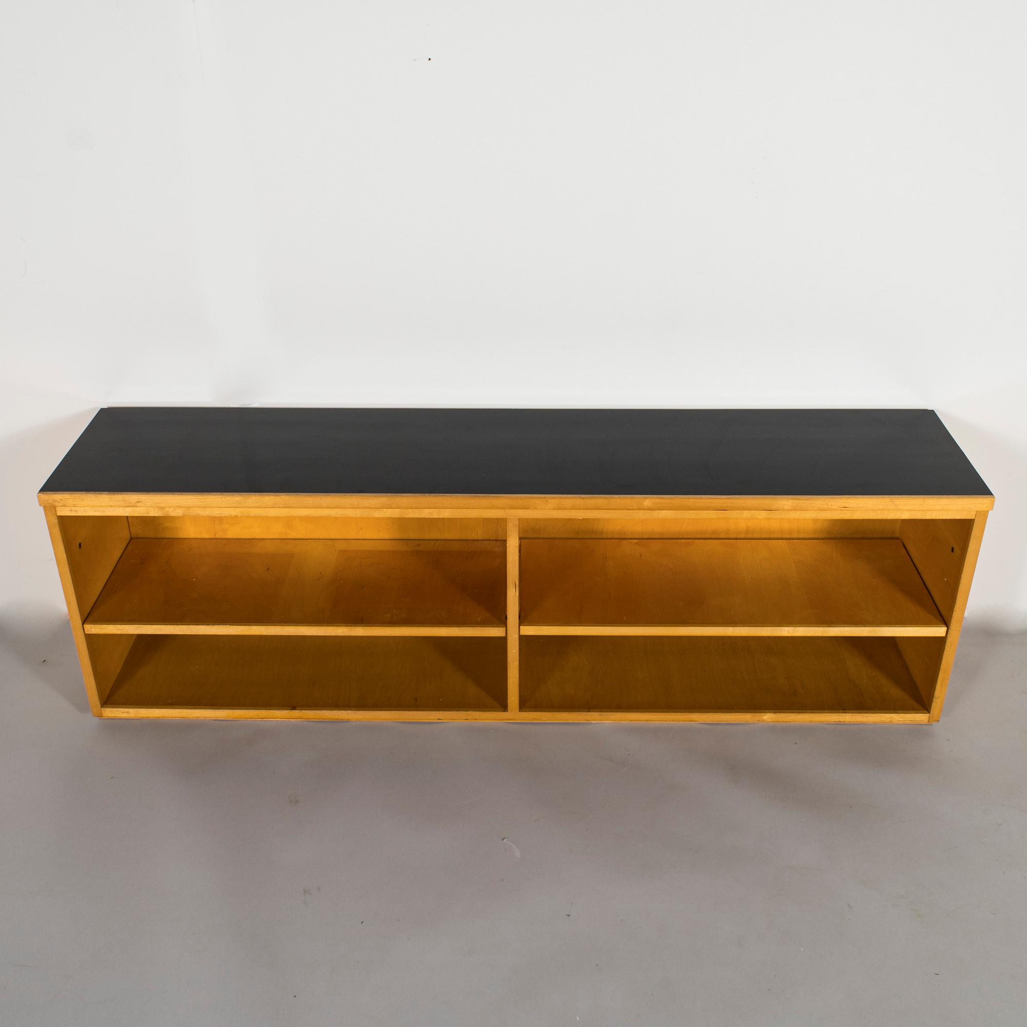 Artek Design, senkki, tilaustyö,  valmistaja  O.Y. Huonekalu- ja Rakennustyötehdas A.B., 1952.