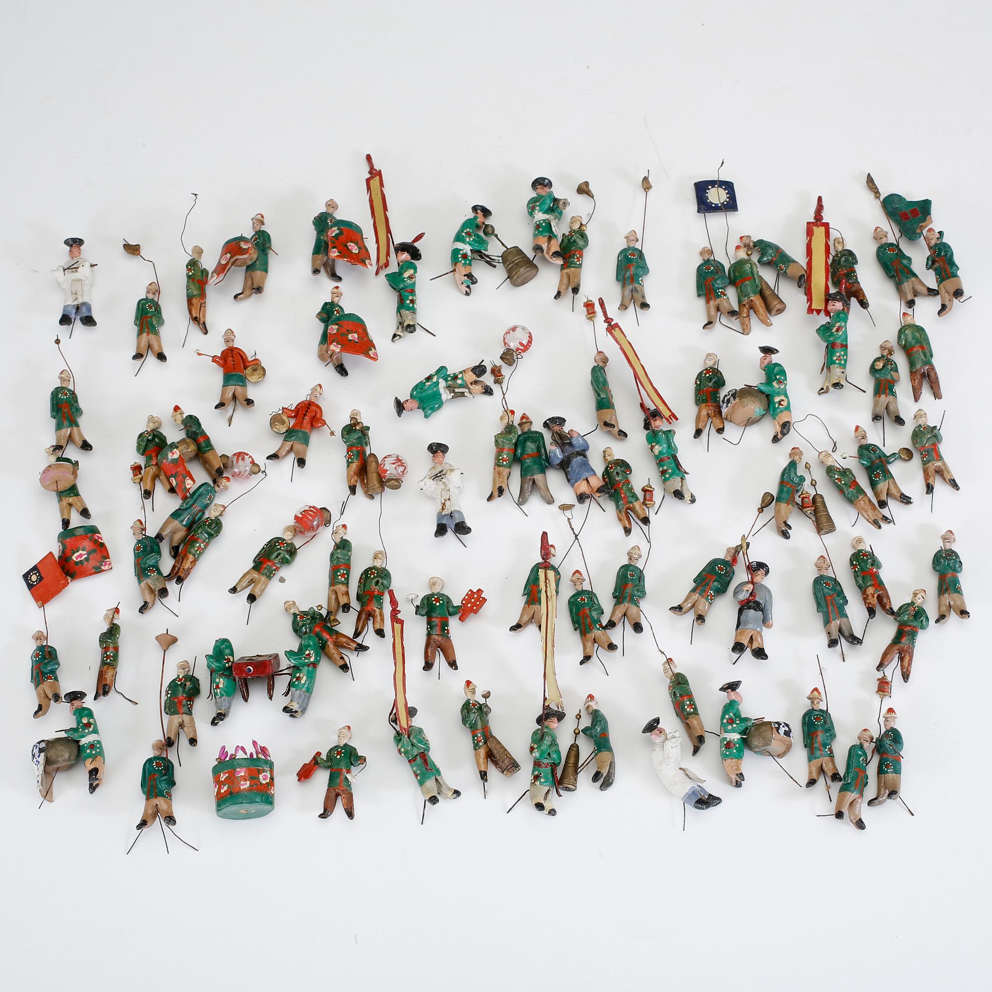 FIGURGRUPP. 75 delar, lergods. Kina.