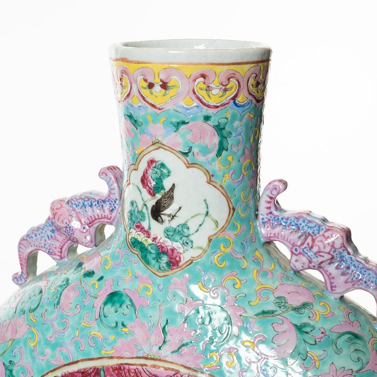 A large famille rose vase, Qing dynasty, 19th Century.