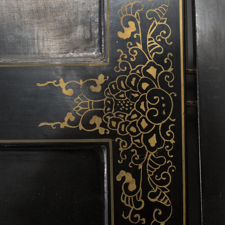 A MIDDLE OF 20TH CENTURY FOLDING SCREEN.