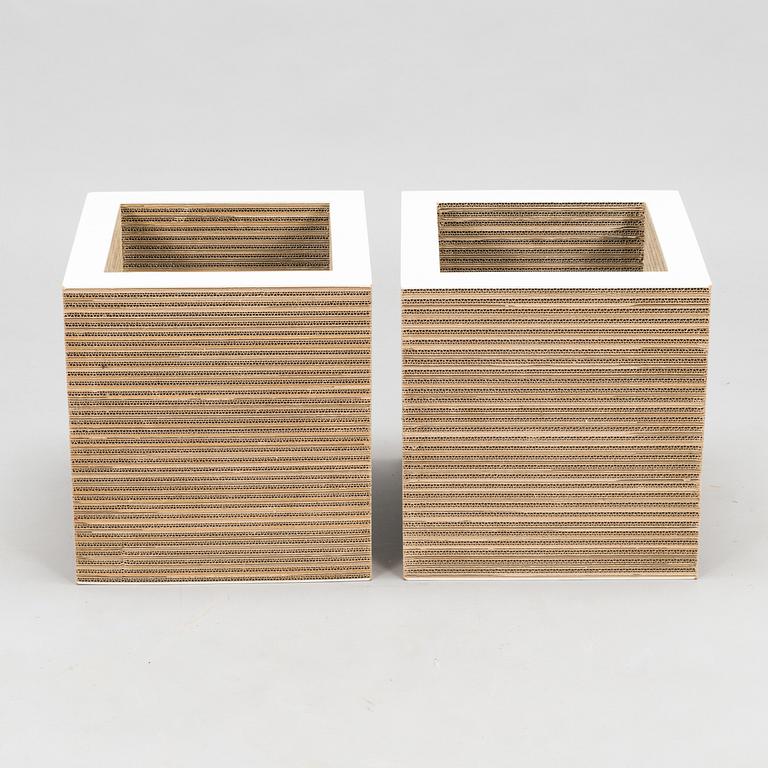 Frank Gehry, "Cube", 2 kpl, Easy Edge -sarja, Vitra. Sarja muotoiltu 1972.