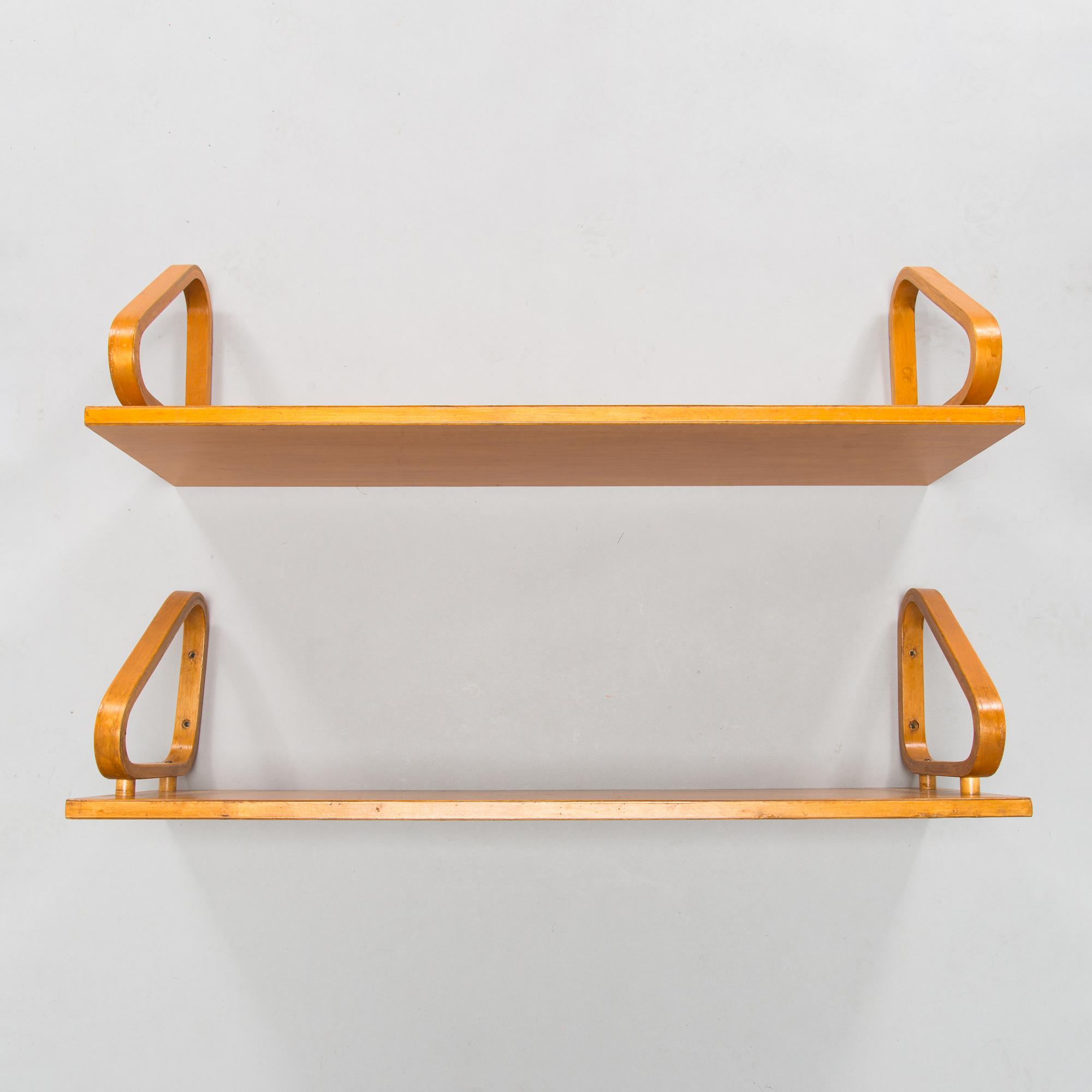 Alvar Aalto, vägghyllor, 2 st, modell 112 för  O.Y. Huonekalu- ja Rakennustyötehdas A.B. 1930/1940-tal.