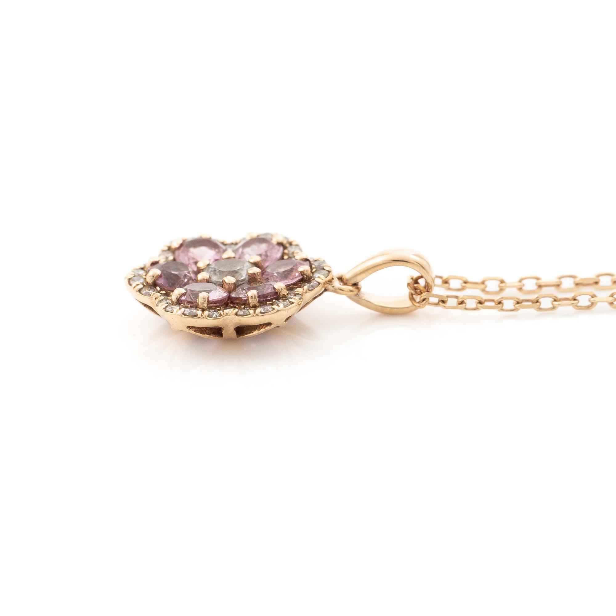 Collier, 18K guld med hänge i form av blomma med rosa safirer, vit mittsten och små diamanter.