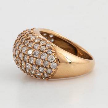 Brilliant-cut diamond ring.