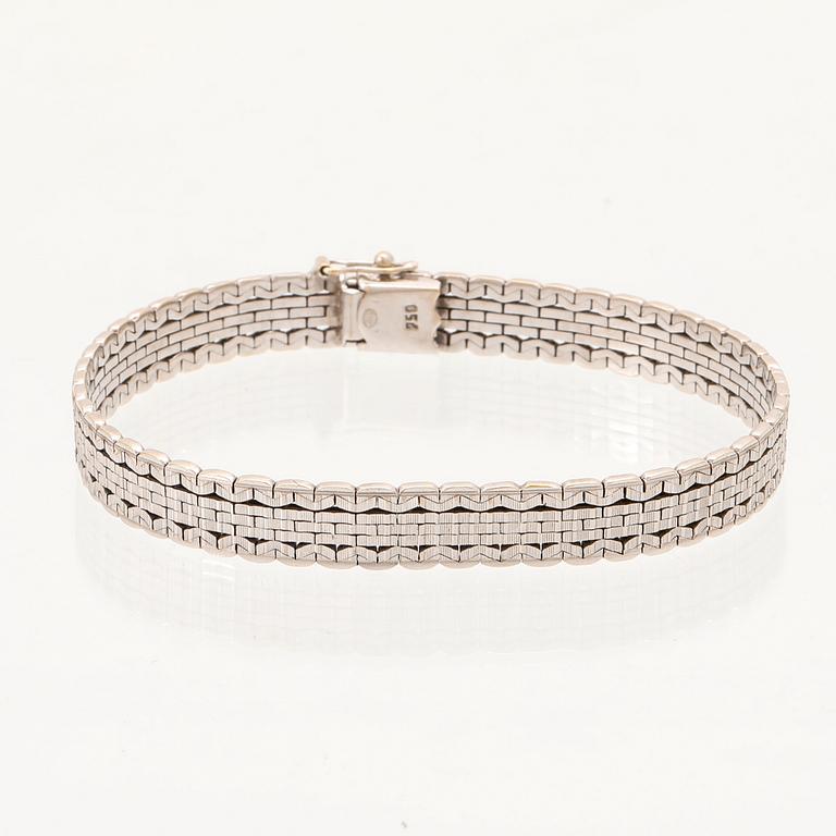An 18K white gold bracelet.