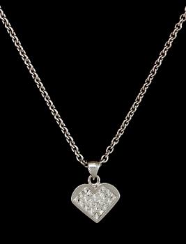 827. HÄNGSMYCKE, prinsesslipade diamanter, tot. ca 0.50 ct, i form av hjärta.