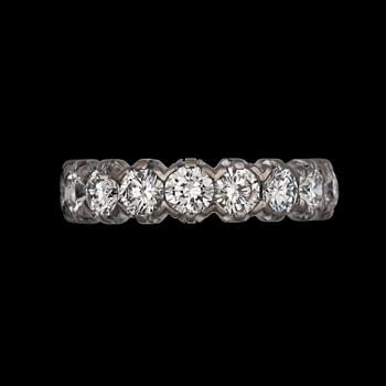 RING, helallians, med 17 st briljantslipade diamanter tot. ca 4.60 ct.