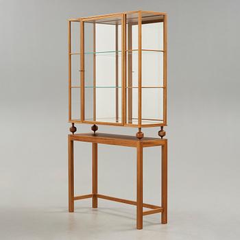JOSEF FRANK, vitrinskåp av mahogny för Firma Svenskt Tenn, modell 2077, efter 1985.