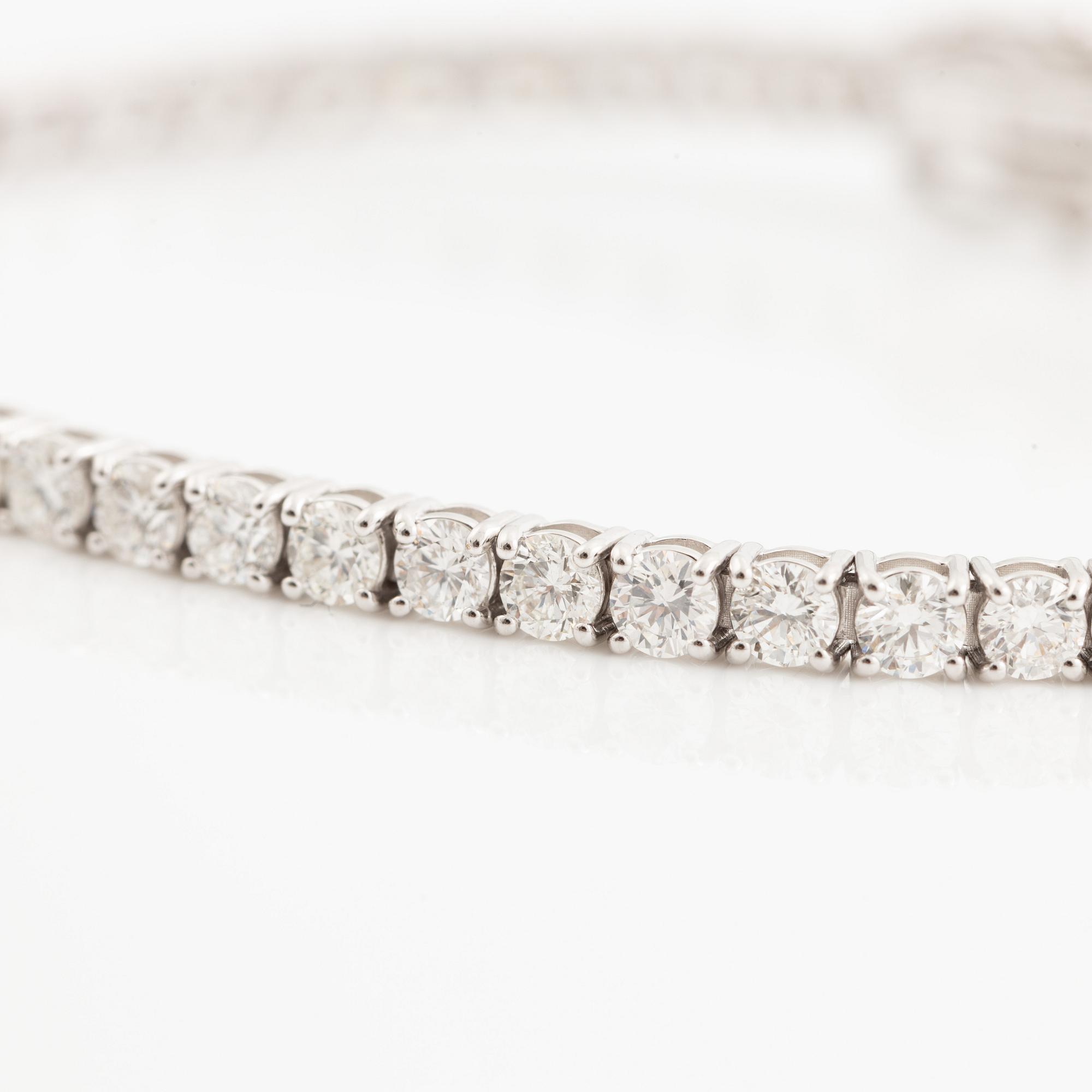 Tennis bracelet 18K white gold with brilliant-cut diamonds.