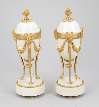 CASSOLETTER, ett par, Louis XVI-stil, 1800-talets andra hälft.