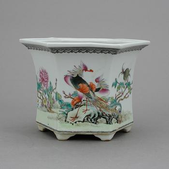 BLOMKRUKA / YTTERFODER, porslin, Kina. 1900-talets andra hälft.