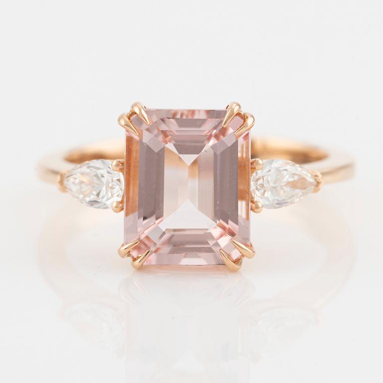 Ring in 18K gold with a faceted morganite and round brilliant-cut diamonds.