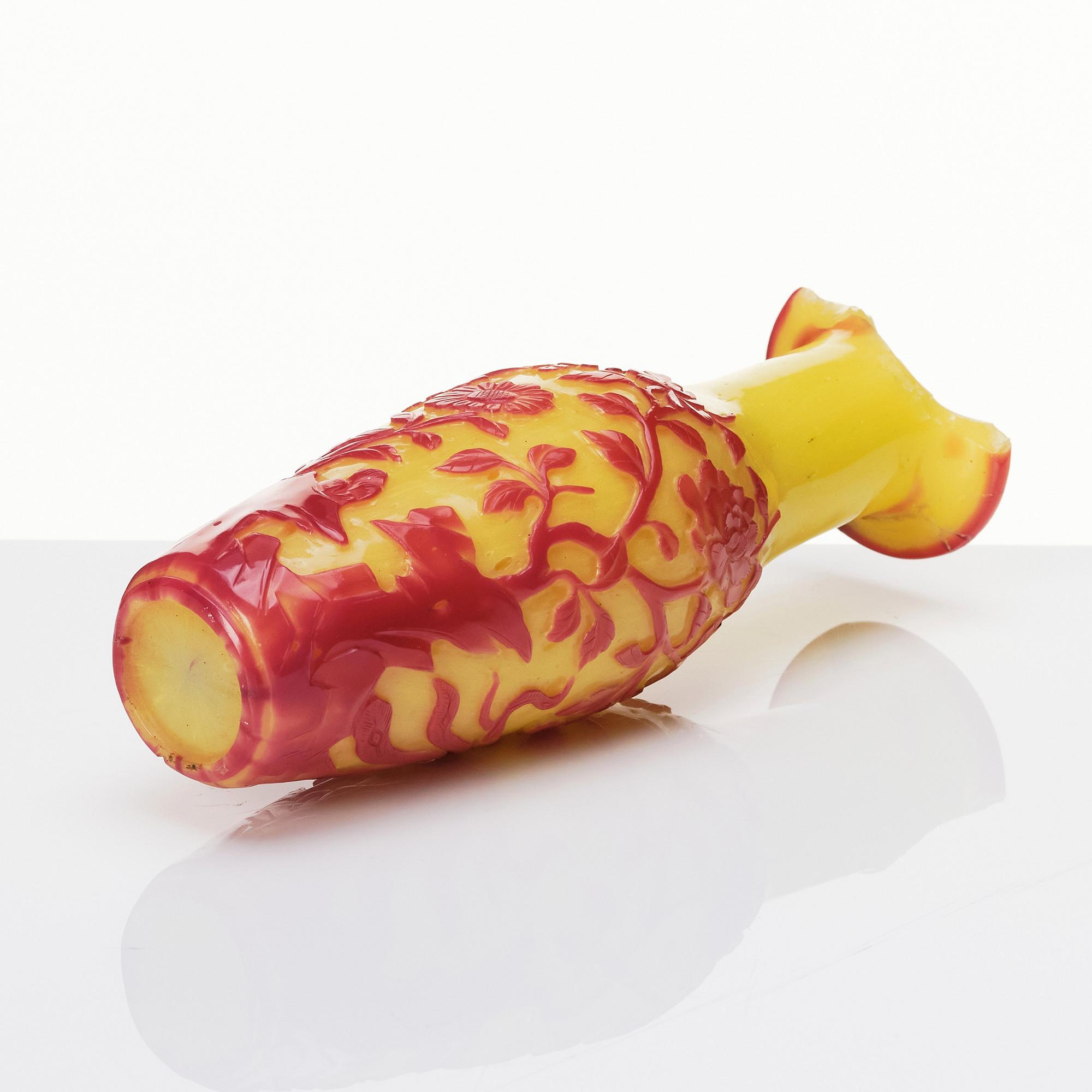 A Chinese Beijing glass vase, 19th century.