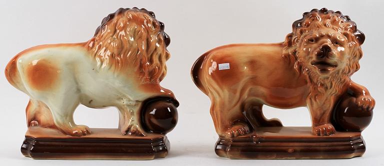 FIGURINER ett par, flintgods, 1900-talets början.