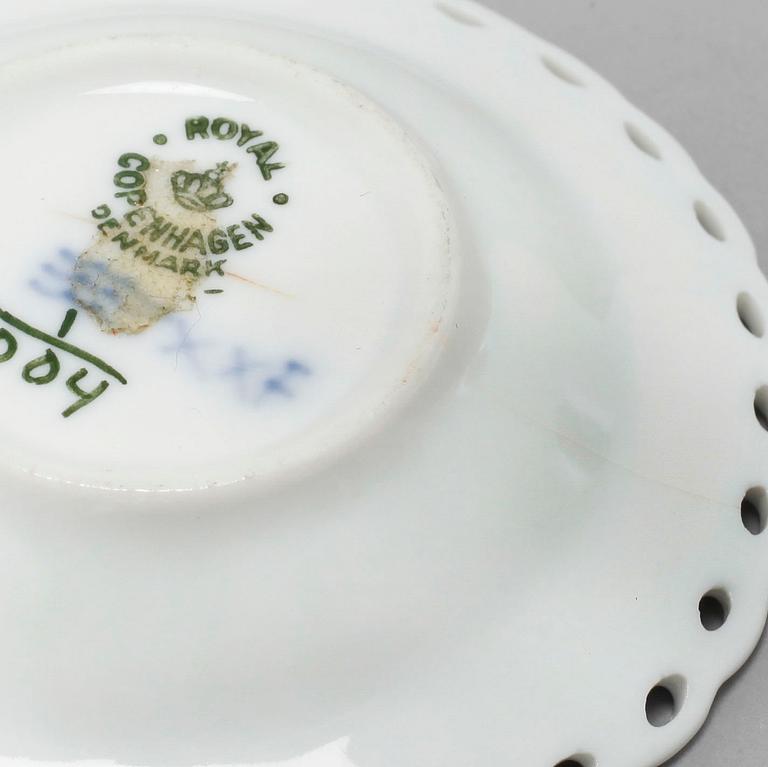 A set 38 pieces of Royal Copenhagen porcelain named "Musselmalet".