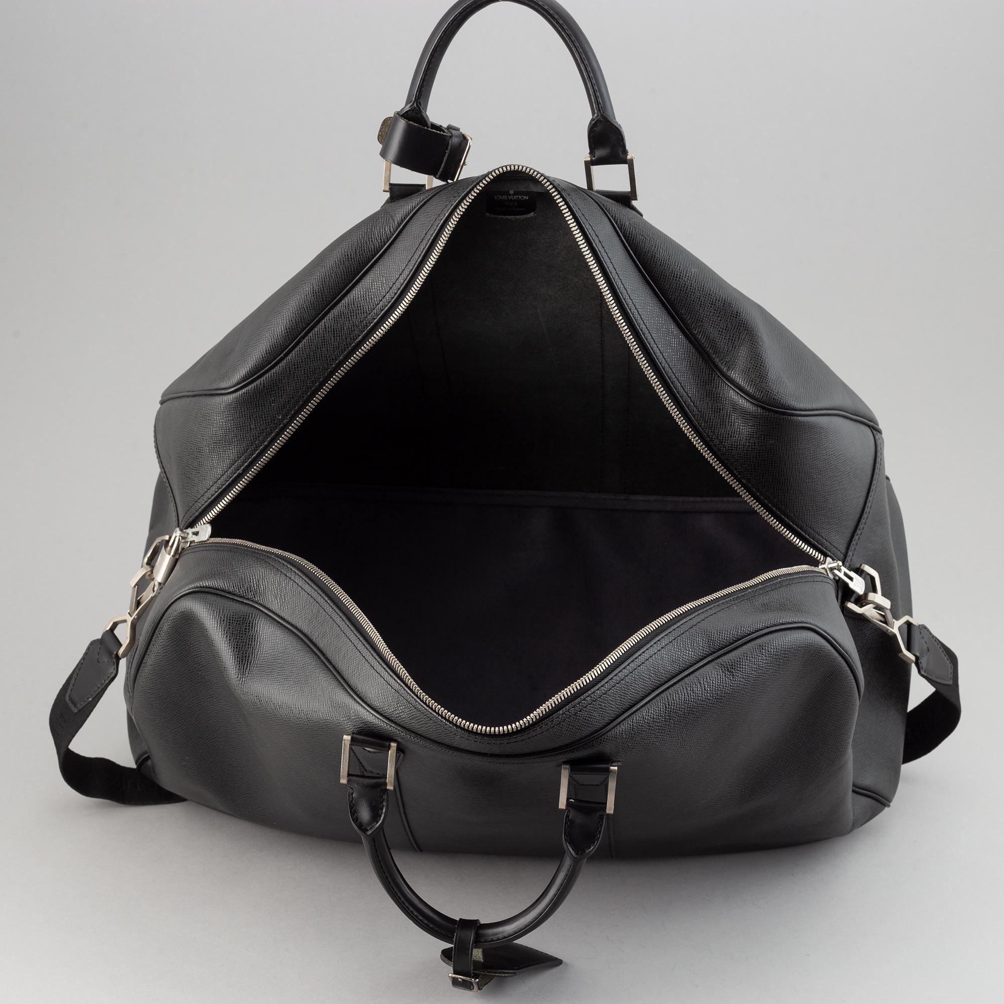Louis Vuitton, a 'Taiga Kendall GM'.